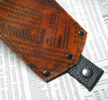 Men's Brown Leather Bifold Money Clip Snap Wallet Portefeuille - Minimalist Stocks & Bonds Print